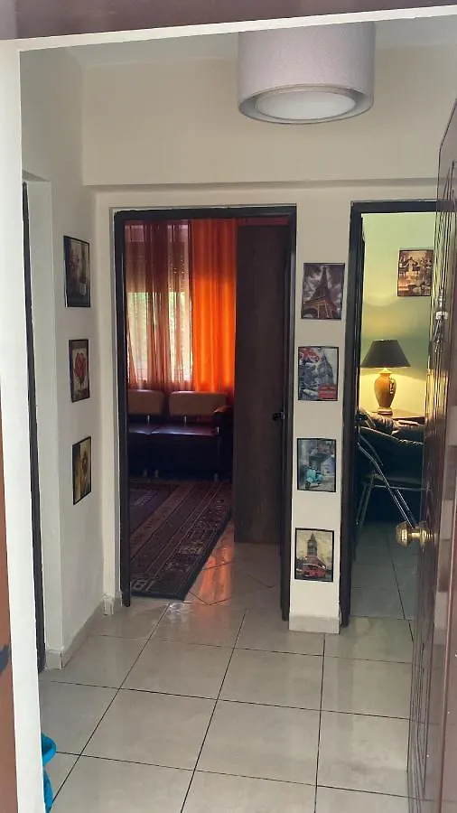 Cozzy Cottage, In Center Of טיראנה 0*,